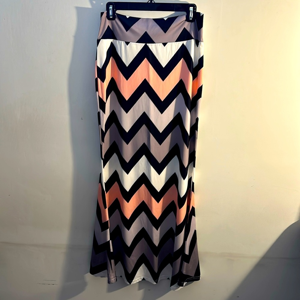 XL multi colored geometric print maxi skirt w wide waist band & stretch
